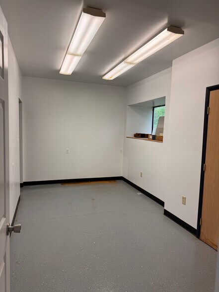 More Photos Of 2013 General Potter Hwy, Centre Hall Showroom For Sale