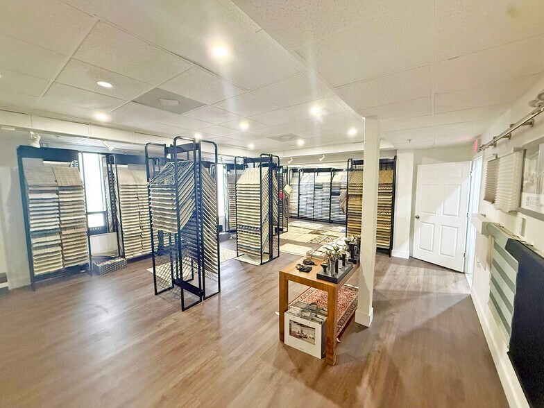 More Photos Of 2075 47th St, Sarasota Warehouse For Lease