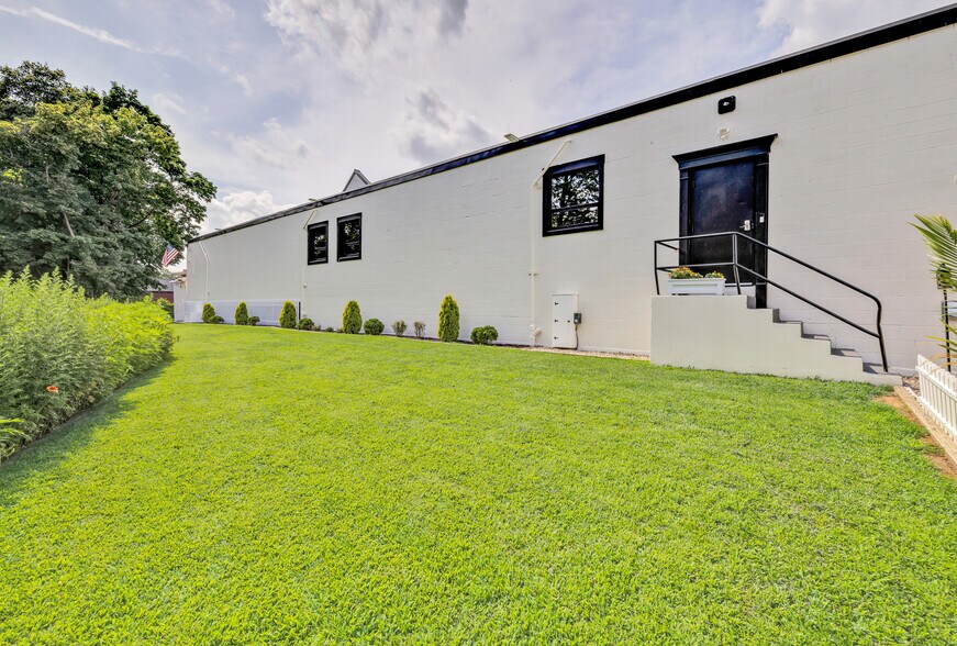 More Photos Of 300 Riverside Ave, Bristol Manufacturing For Sale