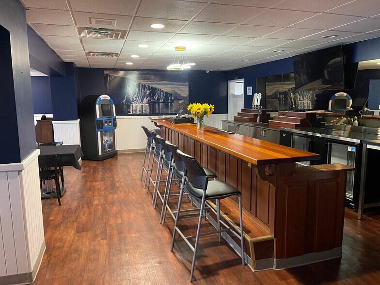 More Photos Of 300 Main St, Frankfort Restaurant For Lease