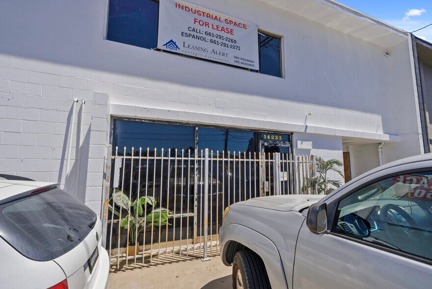Primary Photo Of 14233 Oxnard St, Van Nuys Service For Lease