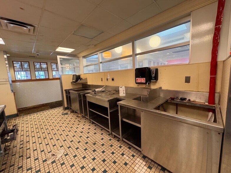 More Photos Of 2949 Dixie Hwy, Hamilton Restaurant For Sale