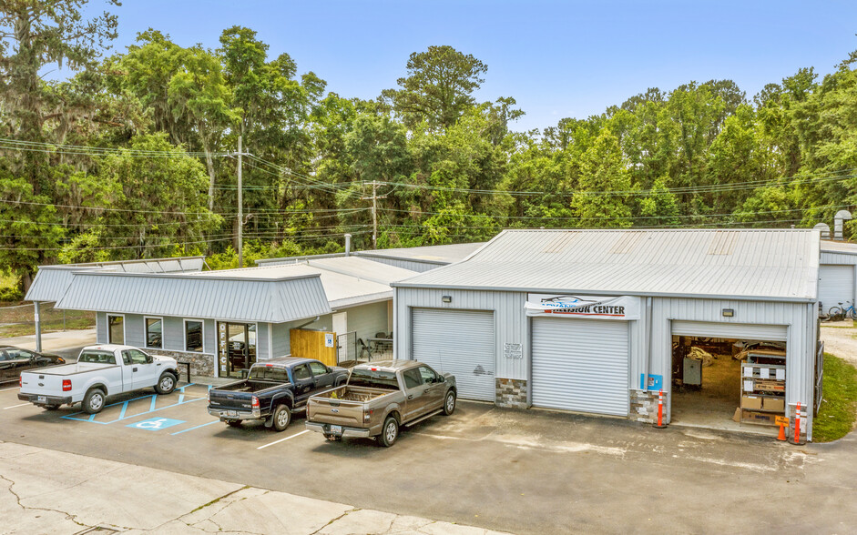 Primary Photo Of 329 E Montgomery Cross Rd, Savannah Convenience Store For Sale