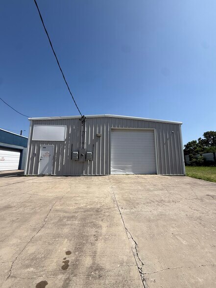 More Photos Of 1014 Laredo St, Corpus Christi Industrial For Sale