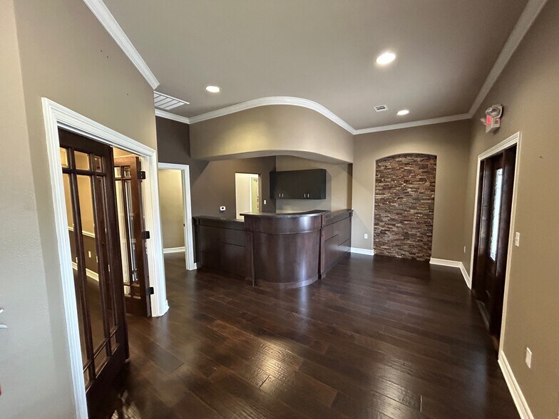 More Photos Of 231 N Twin City Hwy, Nederland Office For Sale