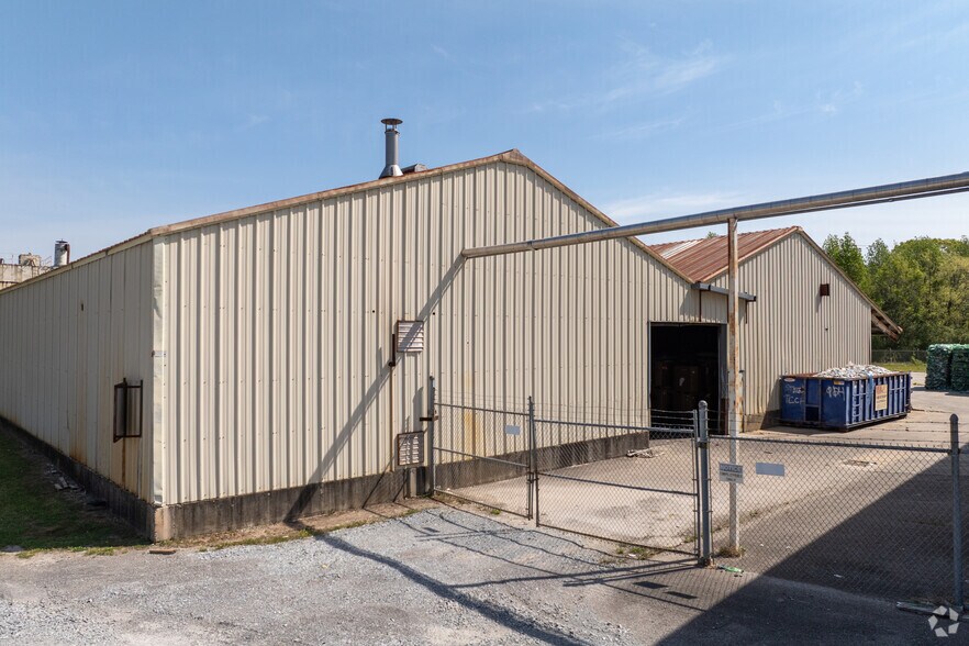 More Photos Of 15894 Lucas Ferry Rd, Athens Warehouse For Lease