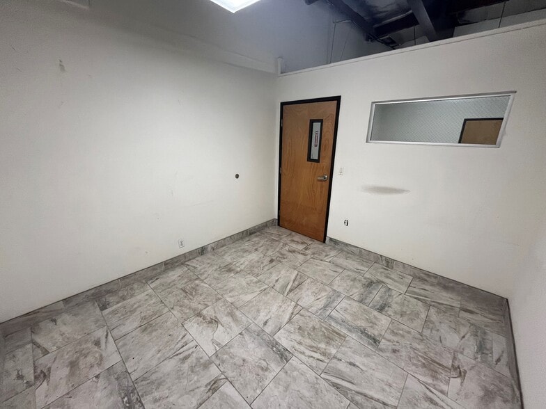 More Photos Of 16146 Leadwell St, Van Nuys Warehouse For Lease