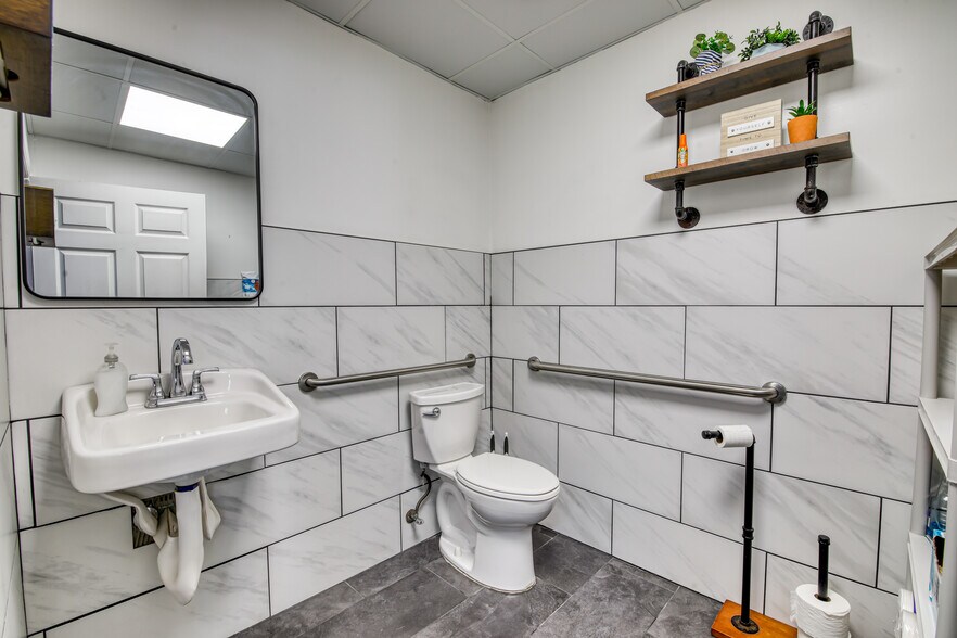 More Photos Of 1638 SE Federal Hwy, Stuart Unknown For Lease