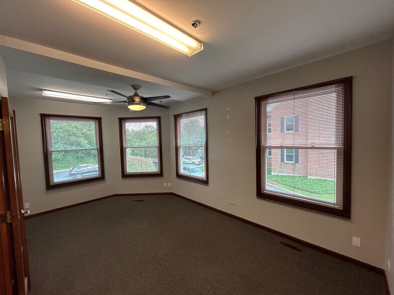 More Photos Of 564 S Washington St, Naperville Office For Lease
