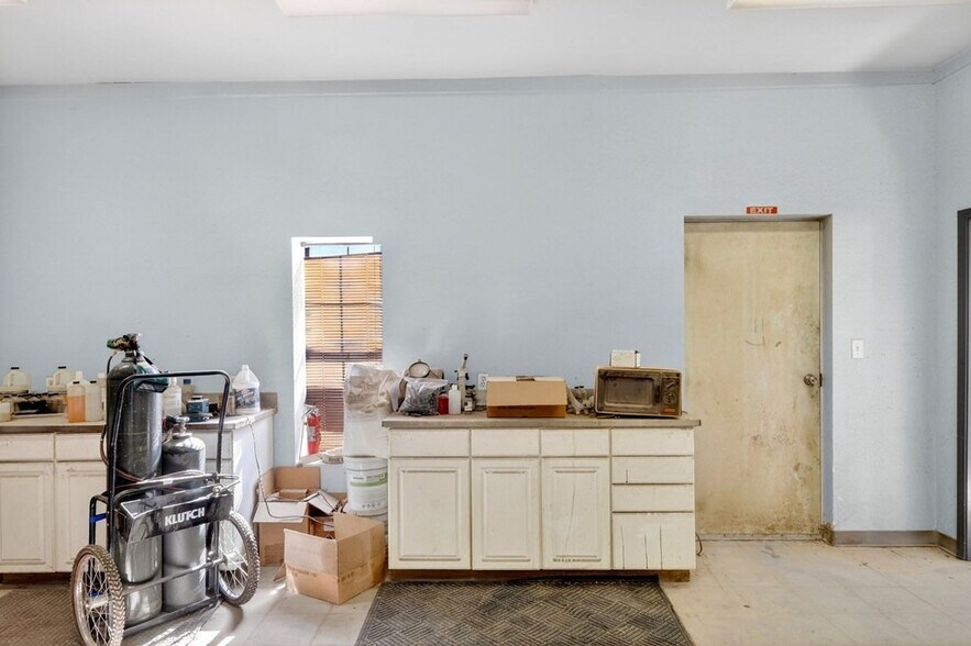 More Photos Of 8316 W I-20, Midland Warehouse For Lease