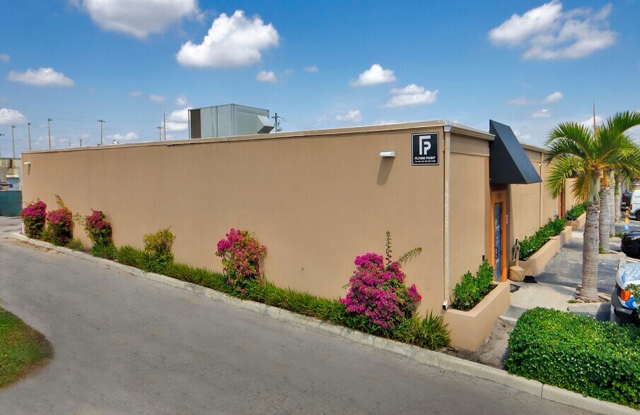 More Photos Of 4003-4015 NE 6th Ave, Oakland Park, Oakland Park Warehouse For Lease