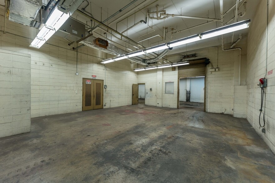 More Photos Of 917 Kokea St, Honolulu Office For Lease