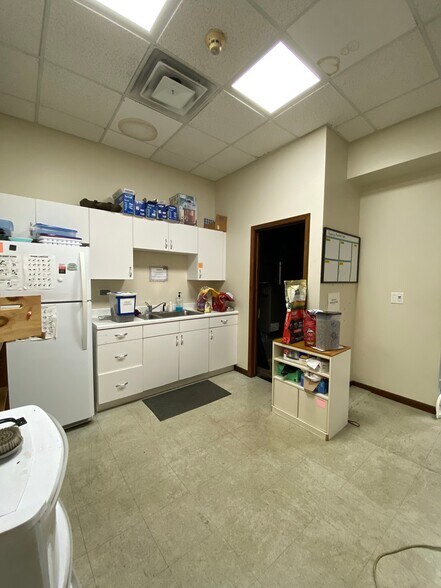 More Photos Of 703 Childs St, Wheaton Veterinarian Kennel For Lease