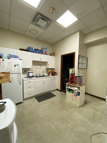 More Photos Of 703 Childs St, Wheaton Veterinarian Kennel For Sale
