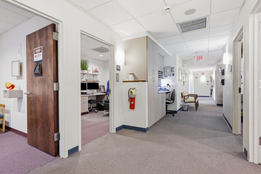 More Photos Of 1568 Woodbourne Rd, Levittown Office For Lease