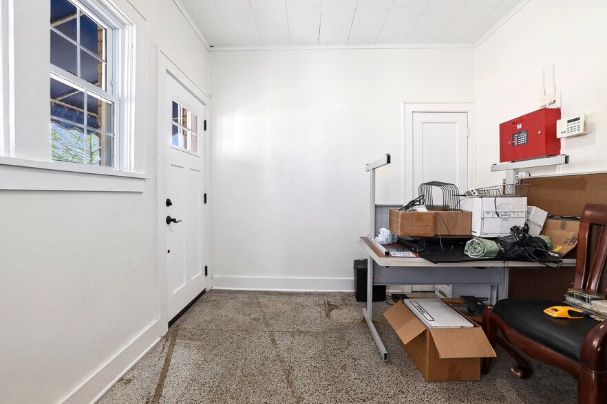 More Photos Of 355 N College Ave, Fayetteville Office Residential For Lease