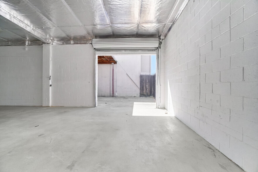 More Photos Of 15013-15019 Califa St, Van Nuys Manufacturing For Lease