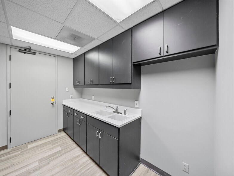 More Photos Of 375 Municipal Dr, Richardson Medical For Lease