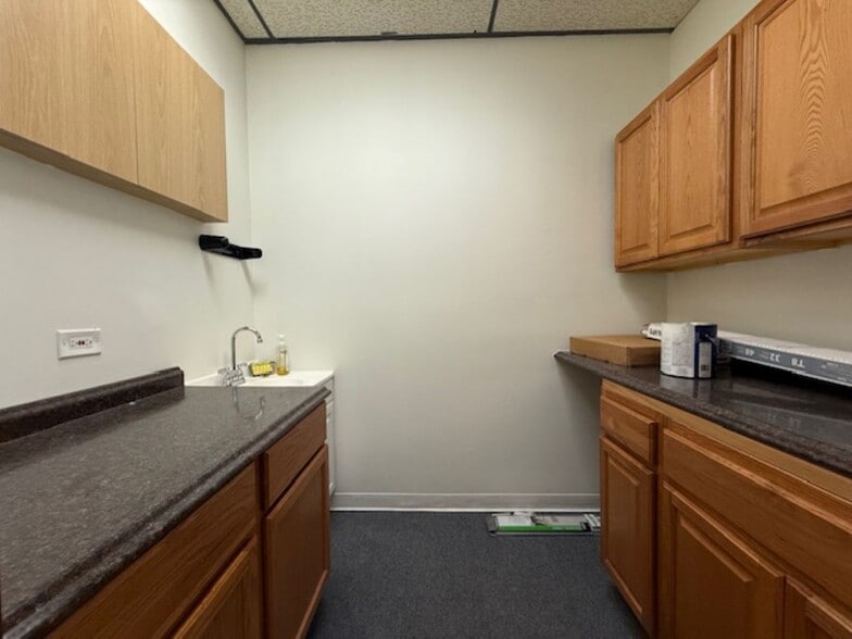 More Photos Of 9957-9959 S Roberts Rd, Palos Hills Medical For Lease