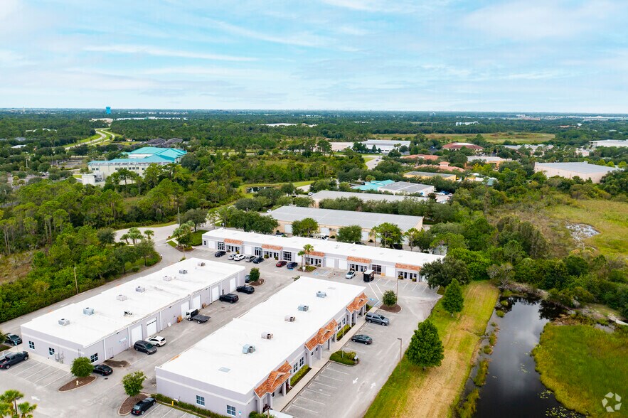 More Photos Of 7353 International Pl, Sarasota Light Distribution For Sale