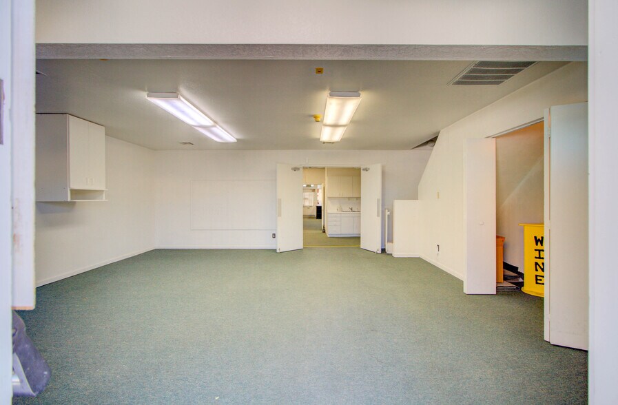 More Photos Of 1308 Wyoming St, Boulder City General Retail For Sale