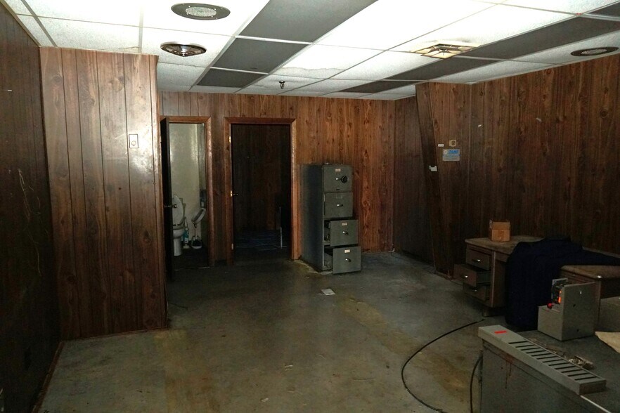 More Photos Of 210 Broad St, Bridgewater Service For Sale