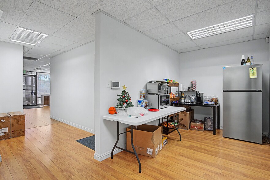 More Photos Of 6045-6047 Vineland Ave, North Hollywood Office For Sale