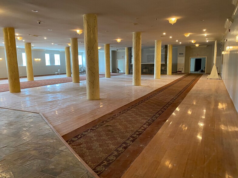 More Photos Of 2613 W Hunting Park Ave, Philadelphia Light Distribution For Lease