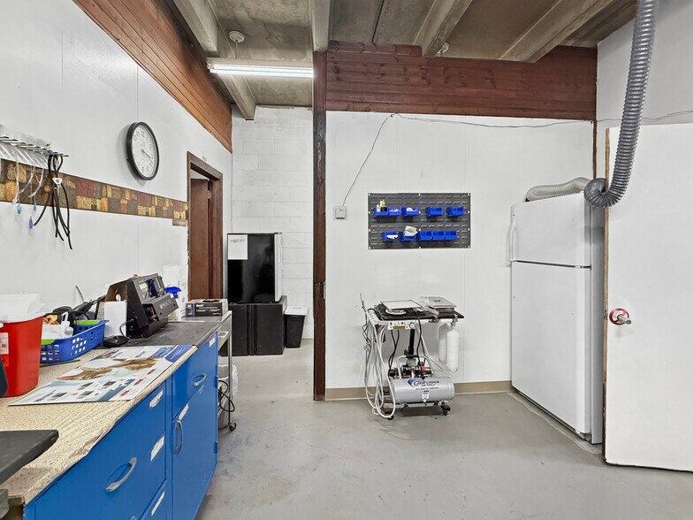 More Photos Of 1331 W Main St, Sterling Veterinarian Kennel For Sale
