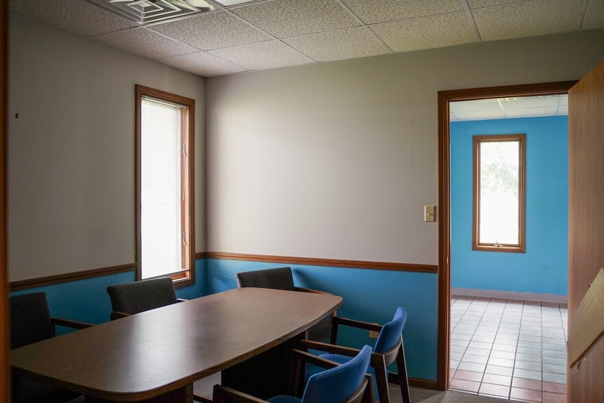 More Photos Of 2605 Alma Ave, Fort Wayne Showroom For Sale