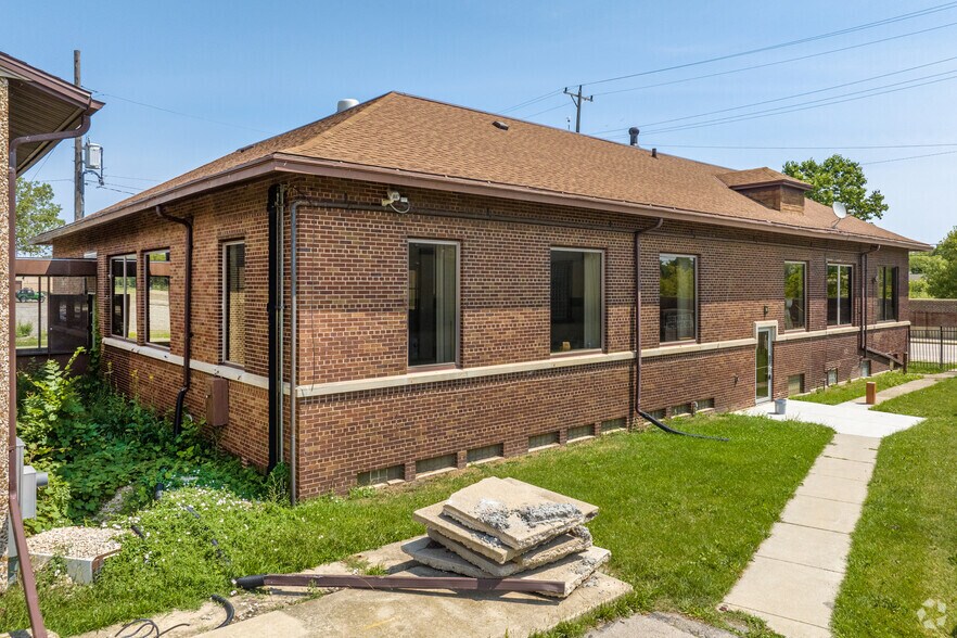 More Photos Of 1442 N Memorial Dr, Racine Office For Sale