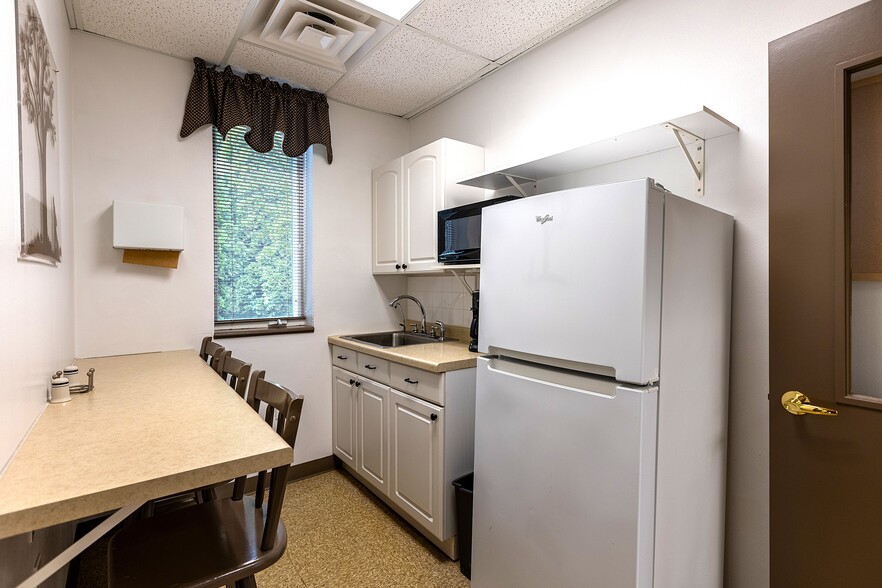 More Photos Of 14605 Velp Ave, Suamico Veterinarian Kennel For Sale