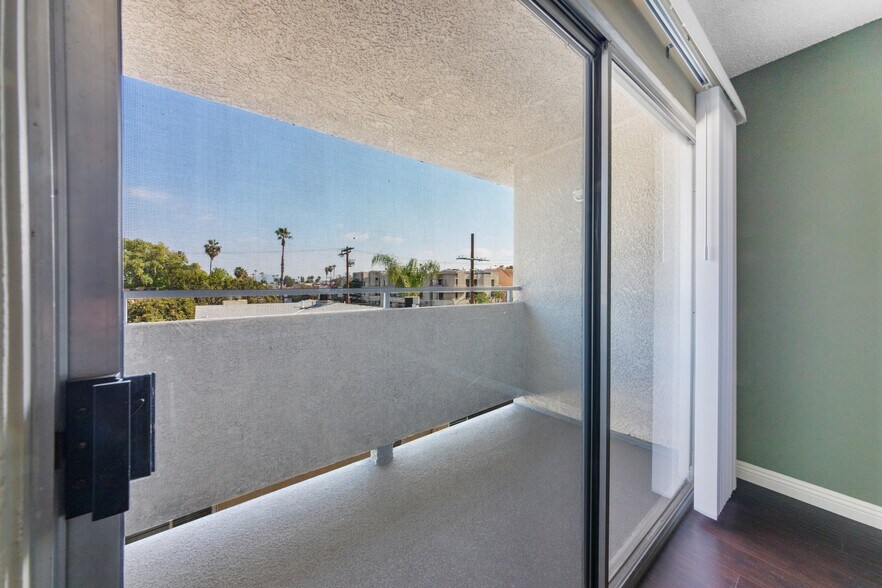 More Photos Of 13951 Moorpark St, Sherman Oaks Apartments For Sale