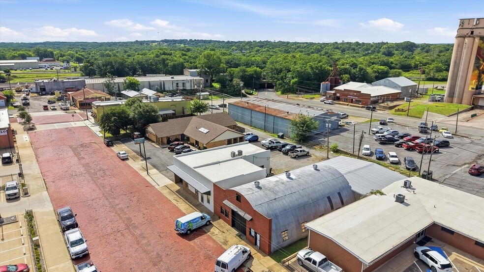 More Photos Of 118 W Chestnut St, Denison Office For Sale