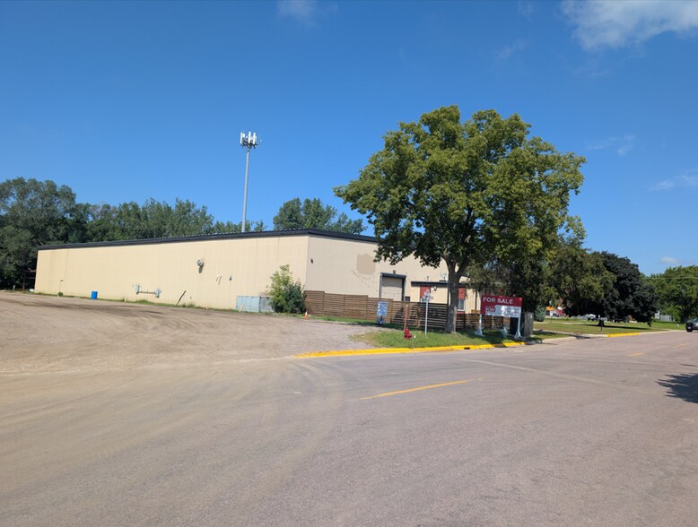 More Photos Of 1119 Center St, North Mankato Warehouse For Sale
