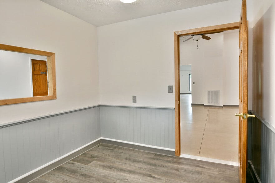 More Photos Of 3019 Parkman Rd NW, Warren Flex For Sale