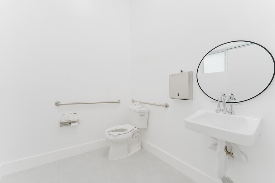 More Photos Of 654 NW 22nd Rd, Fort Lauderdale Light Distribution For Sale