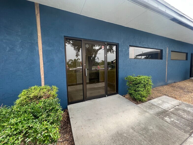 More Photos Of 2009-2025 S McCall Rd, Englewood Medical For Lease