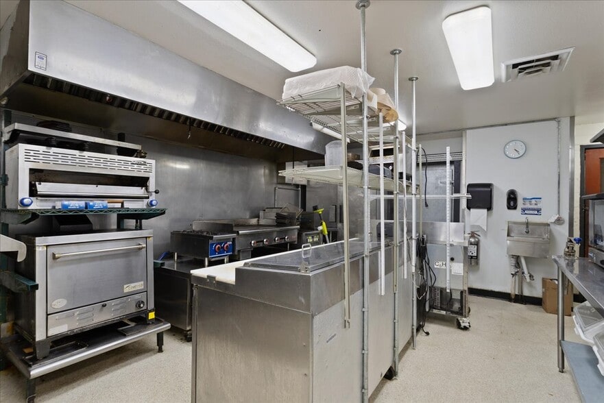 More Photos Of 122 W 6th St, Cheyenne Flex For Sale