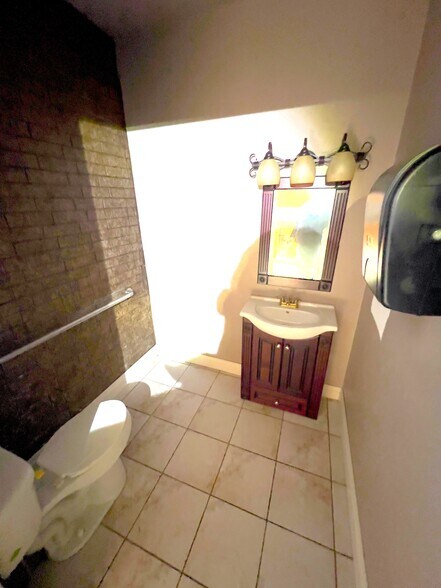 More Photos Of 802-806 Wynan Ct, Anadarko Medical For Sale