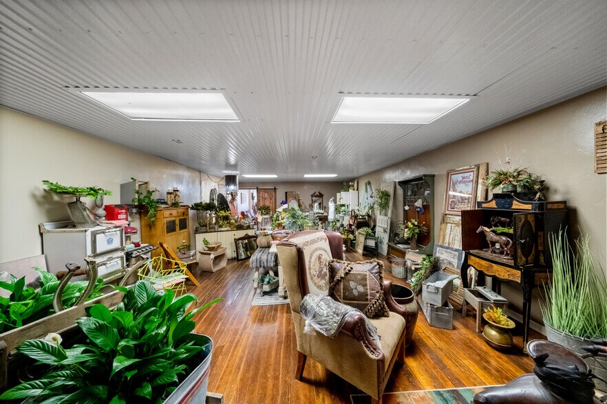 More Photos Of 122 E Cranston Ave, Fowler Flex For Sale