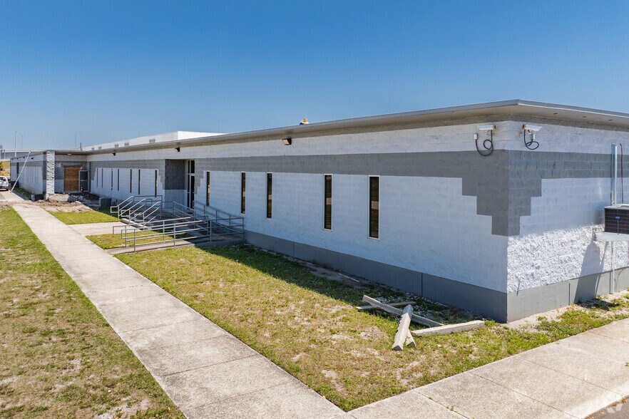 More Photos Of 3900 W Coachman Ave, Tampa Warehouse For Lease