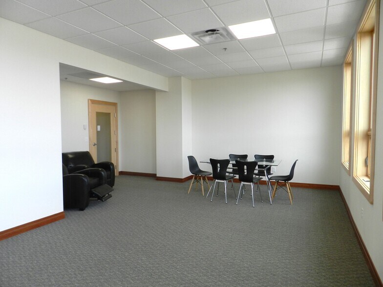 More Photos Of 1404 Hawk Pky, Montrose Medical For Lease