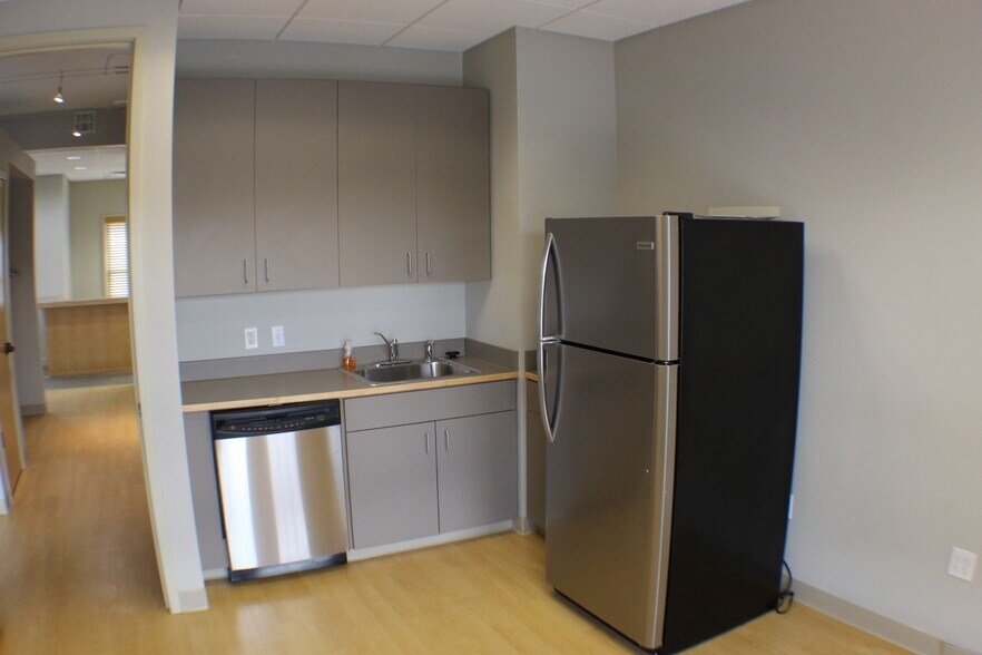 More Photos Of 3432 W Truman Blvd, Jefferson City Office For Sale