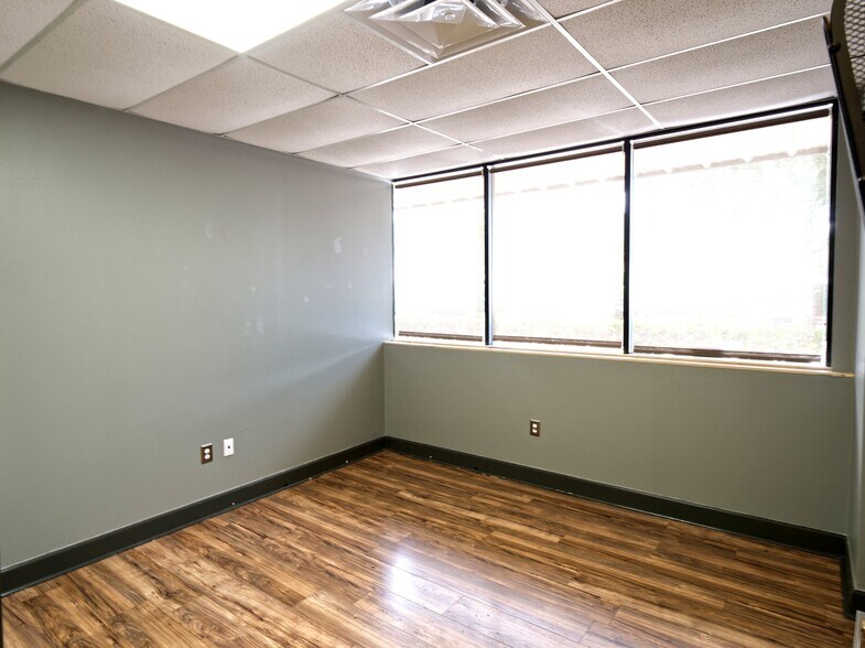 More Photos Of 402 Chairman Ct, DeBary Warehouse For Lease
