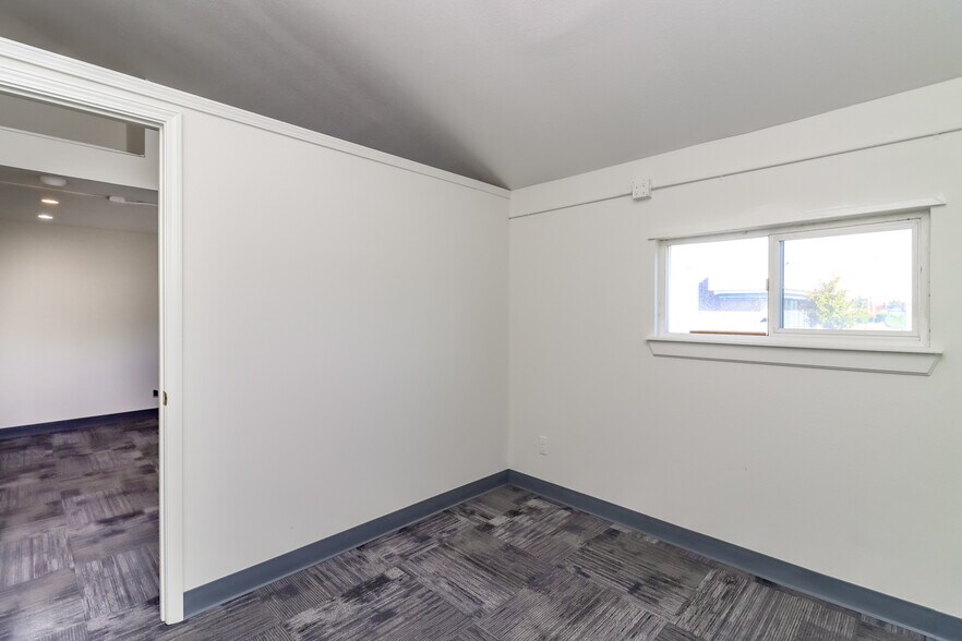 More Photos Of 3838 S Warner St, Tacoma Flex For Lease