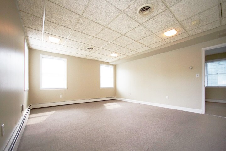 More Photos Of 5515 Selma Ave, Arbutus Office Residential For Sale