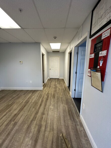 More Photos Of 6618-6628 26th Ct E, Sarasota Warehouse For Lease