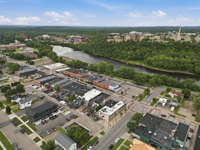 More Photos Of 442 Water St, Eau Claire Bar For Sale
