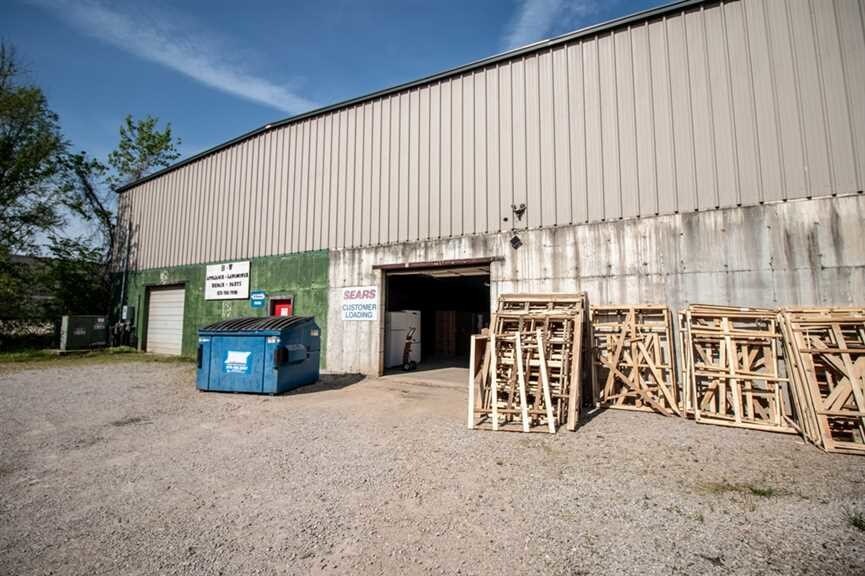 More Photos Of 720 S Westwood Blvd, Poplar Bluff Showroom For Sale